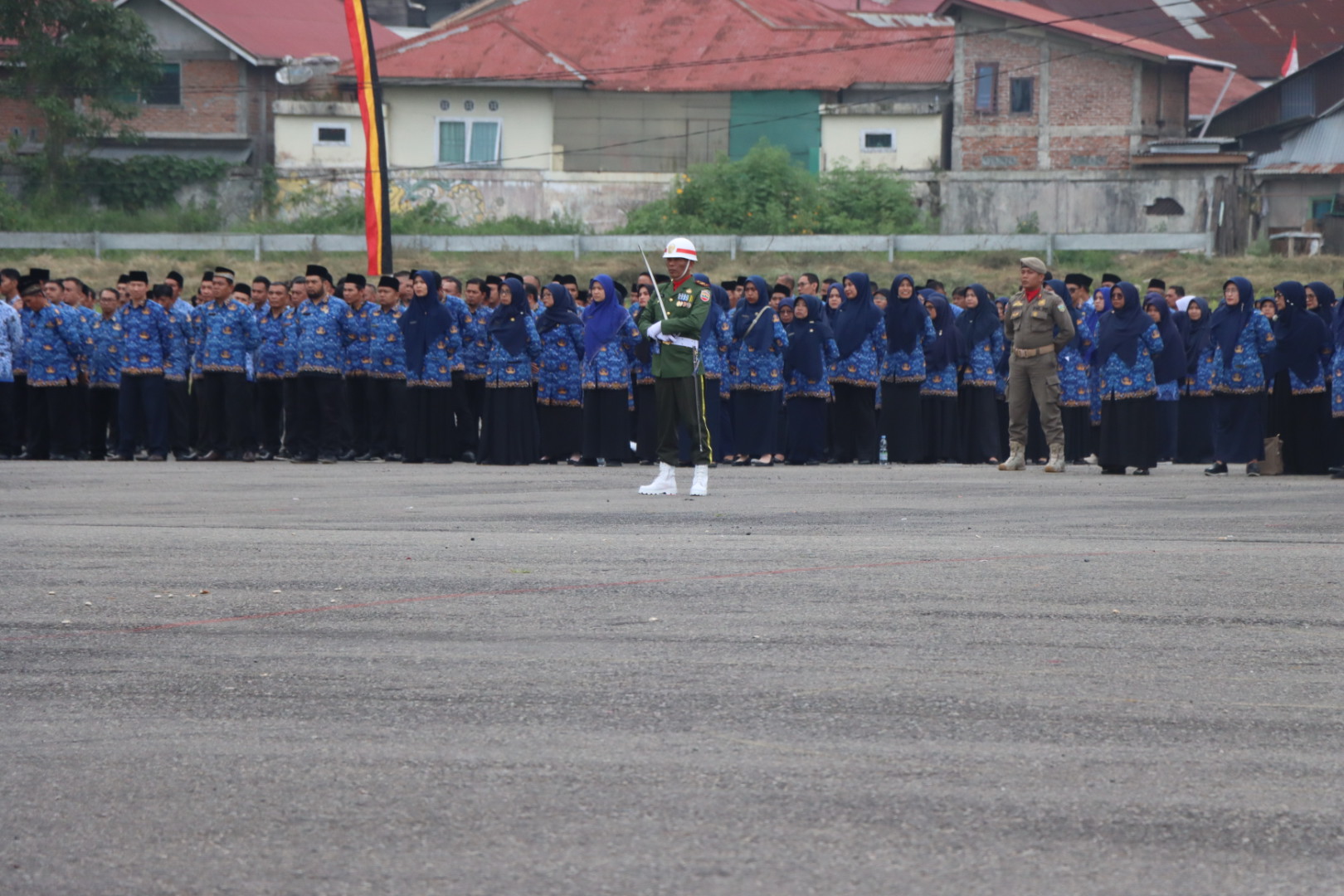 Polres Padang Panjang Mengamankan Jalan Nya Upacara Penurunan Bendera Dalam Rangka HUT RI ke 79 di Lapangan Khatib Sulaiman Kota Padang Panjang