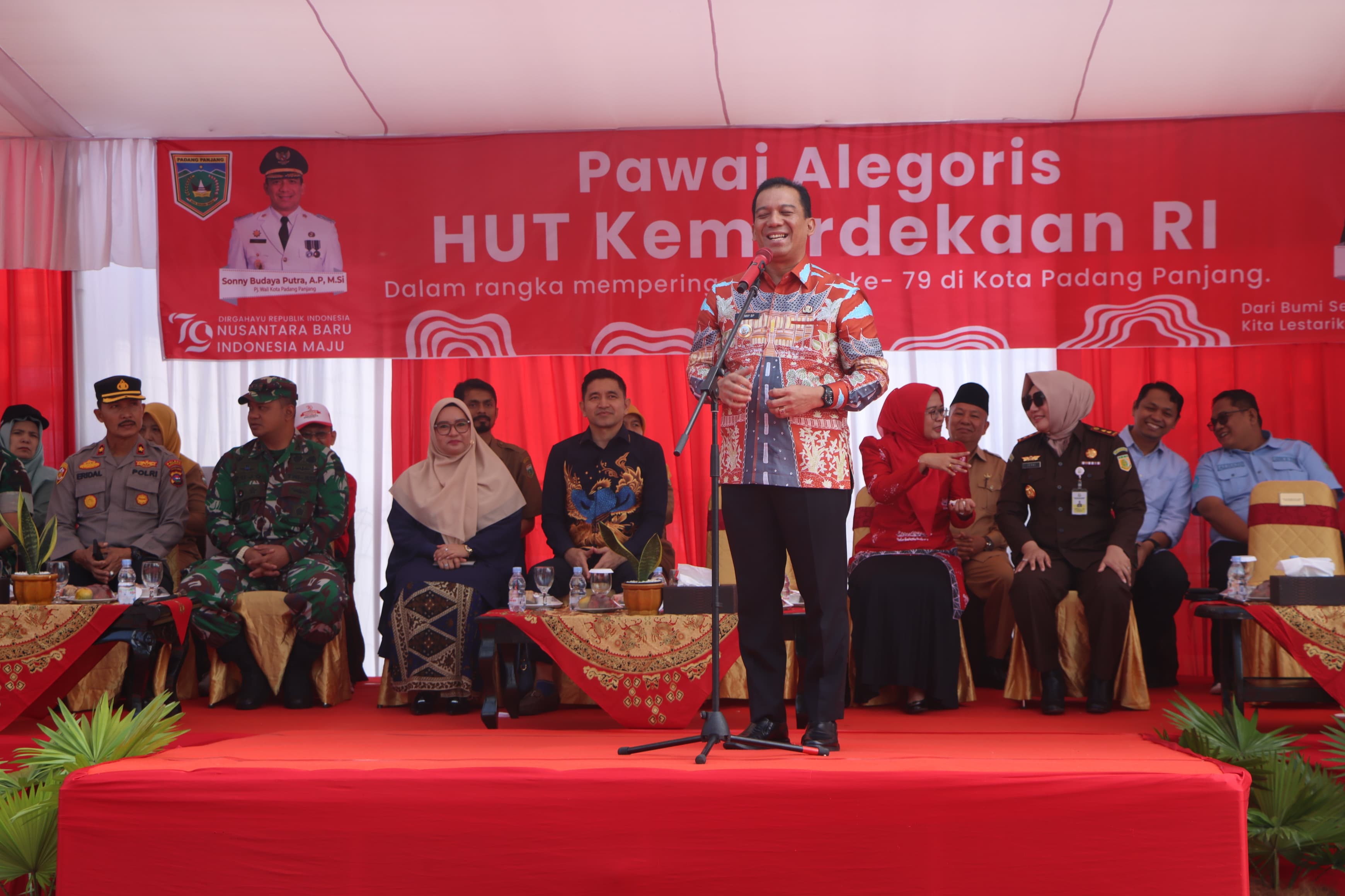 Wakapolres Padang Panjang Hadiri Pawai Alegoris HUT Kemerdekaan RI ke-79