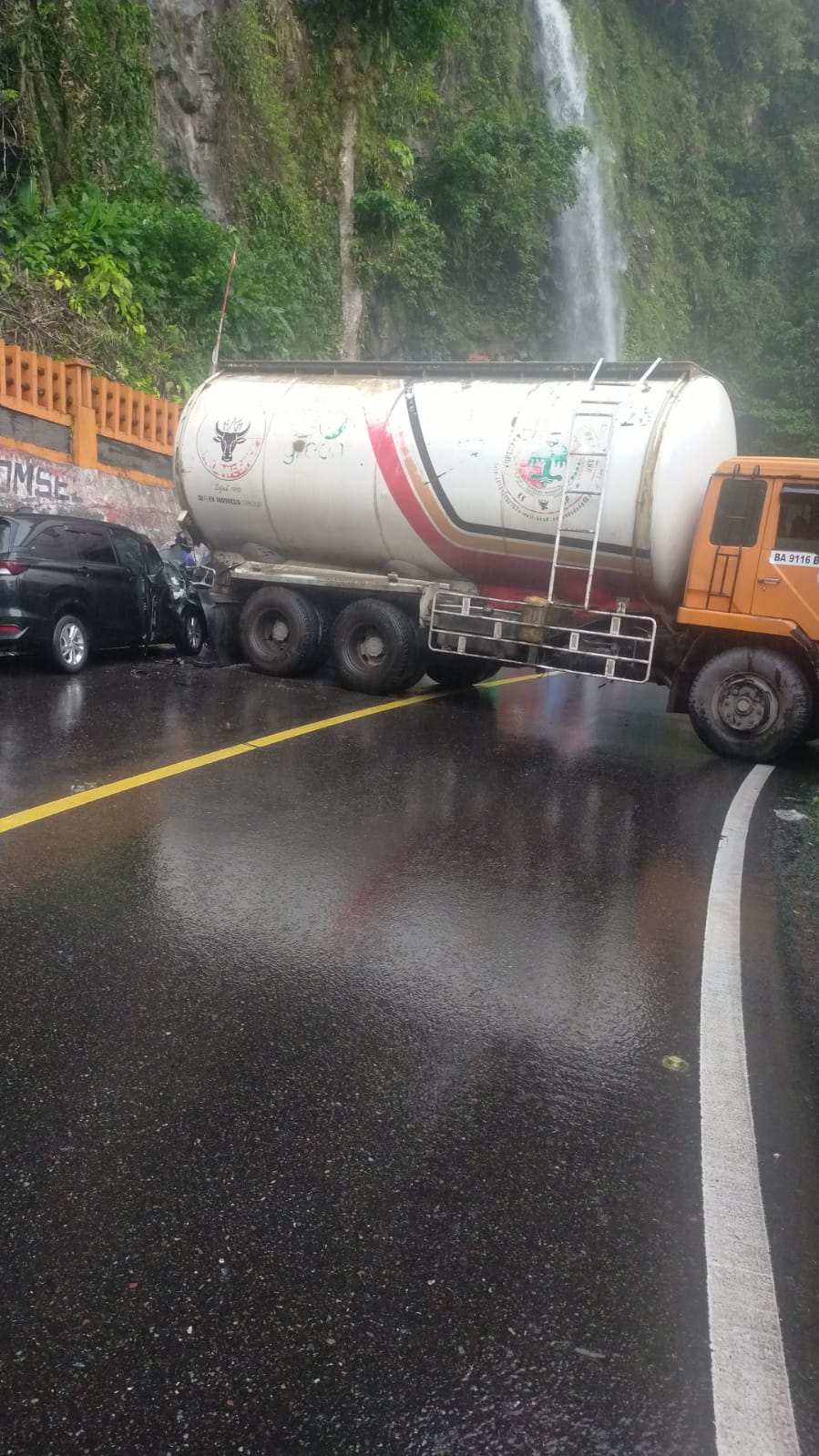 Kecelakaan beruntun di lembah anai satu orang meninggal dunia
