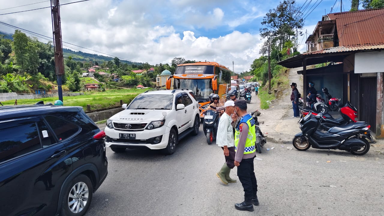 Personel Polres Padang Panjang Laksanakan Pengaturan Jalur One Way di Hari Terakhir Arus Balik Lebaran