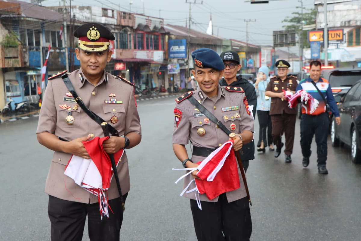 Kapolres Padang Panjang bersama Wako Hendri Arnis dan Forkopimda Bagikan Bendera di Tengah deras Hujan
