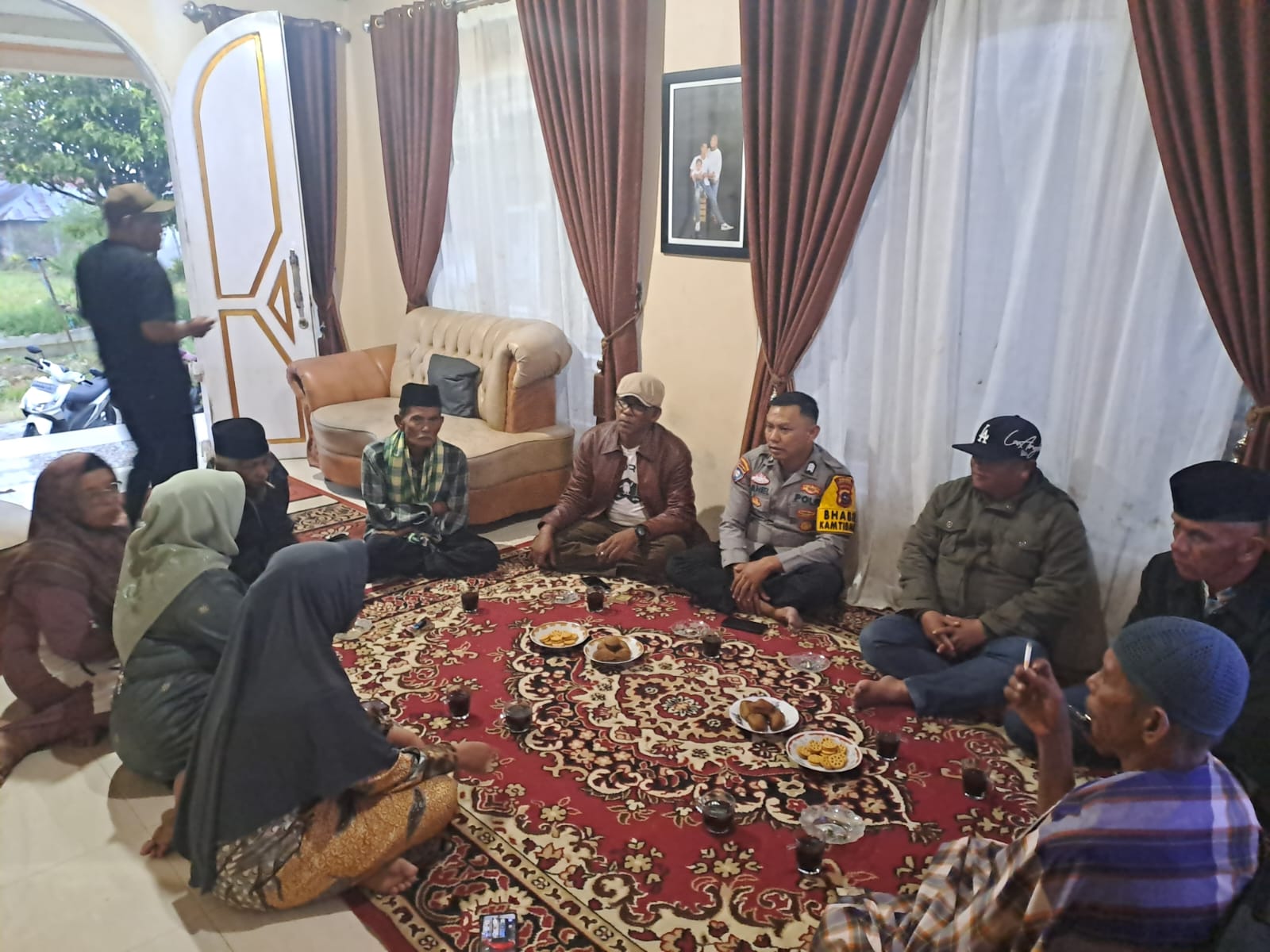 Diskusi bersama warga Brigadil Danil tak bosan ingatkan warga agar selalu Berhati hati atas penipuan online 