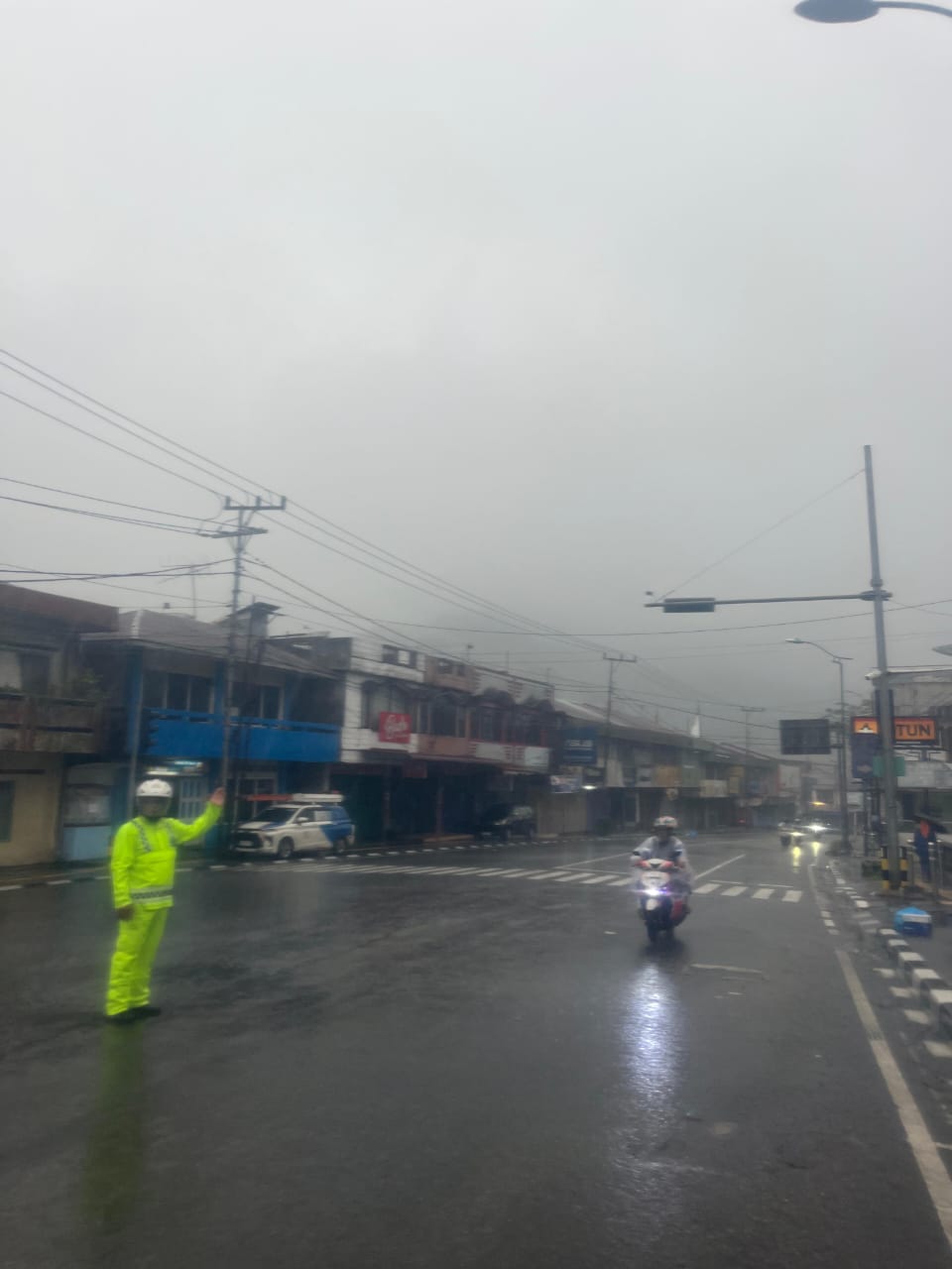 Personel Polres Padang Panjang Tetap Laksanakan Kegiatan Preventif Pagi Meski Diguyur Hujan Lebat