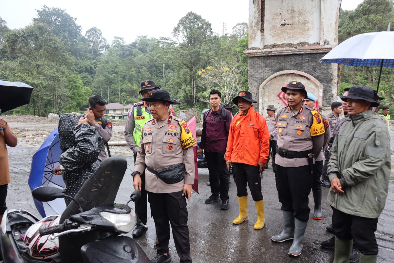 Kapolres Padang Panjang Dampingi Wakapolda Sumbar Tinjau Jalan Putus Akibat Banjir Bandang di Lembah Anai
