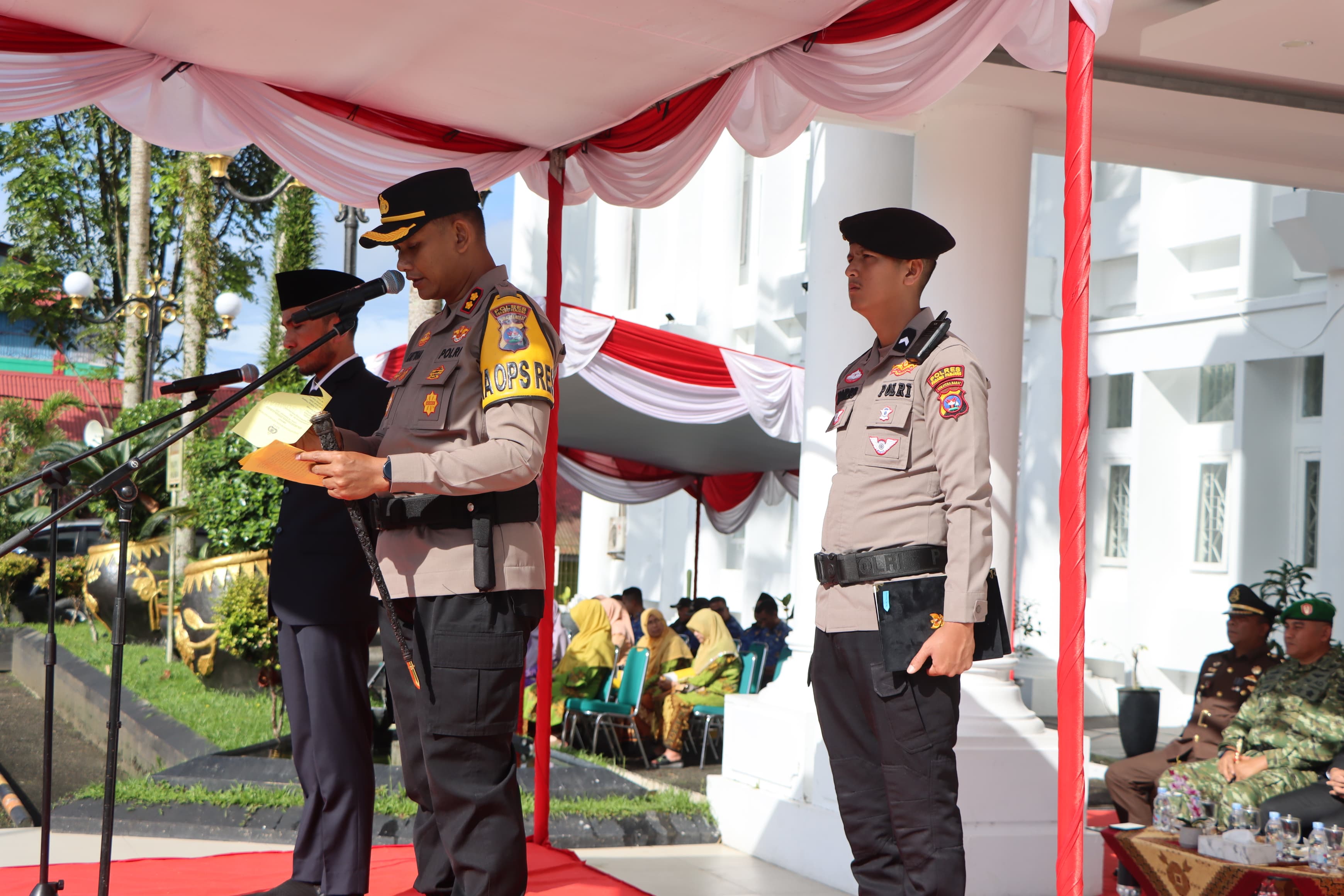 Apel Gelar Pasukan Ops Lilin 2025  di kantor balai kota Kapolres Padang Panjang , Wakil Walikota Bacakan amanat Kapolri