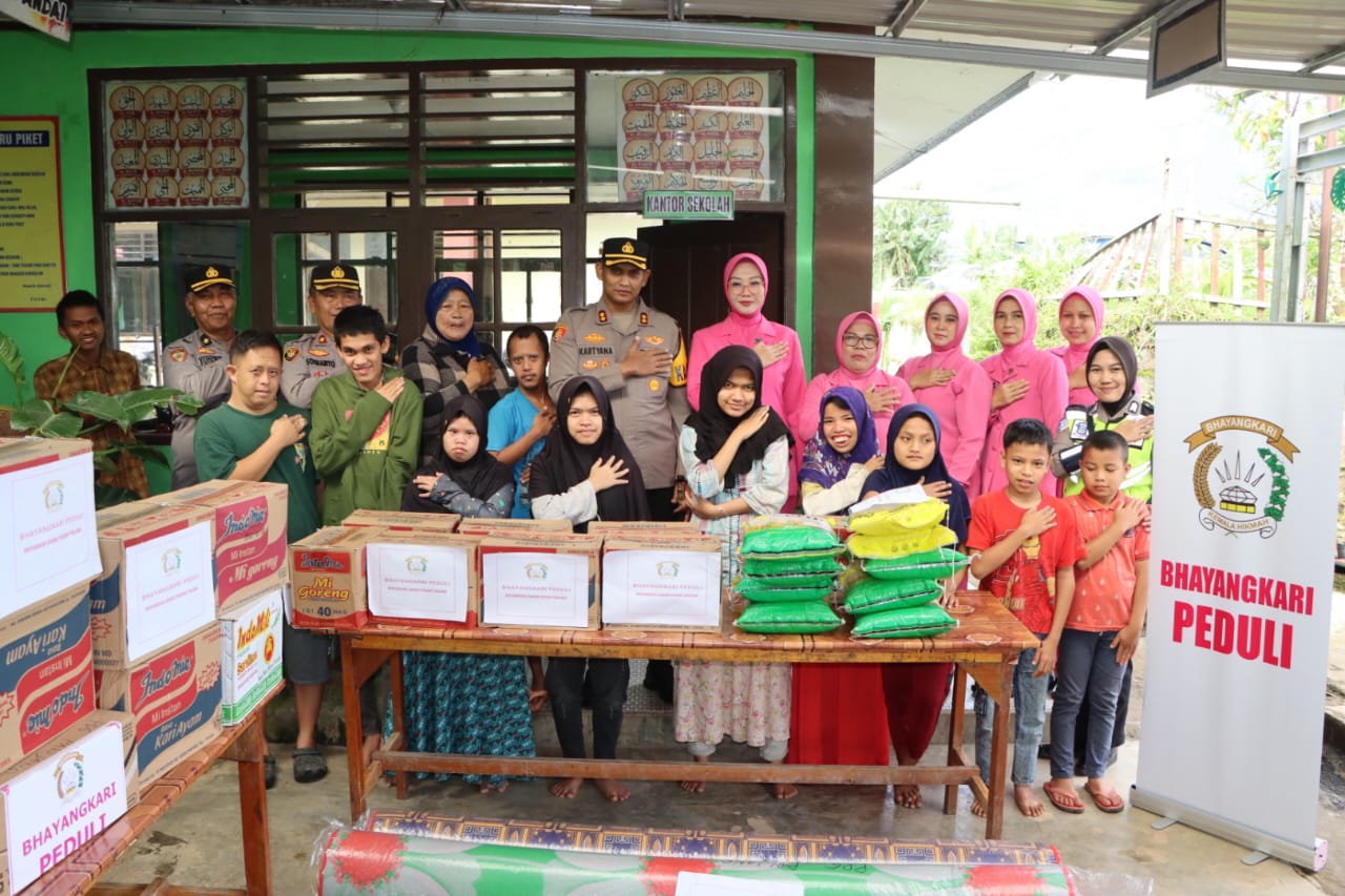 Kapolres Padang Panjang Bersama Ketua Bhayangkari Gelar Bakti Sosial di SLB Waraqil Jannah
