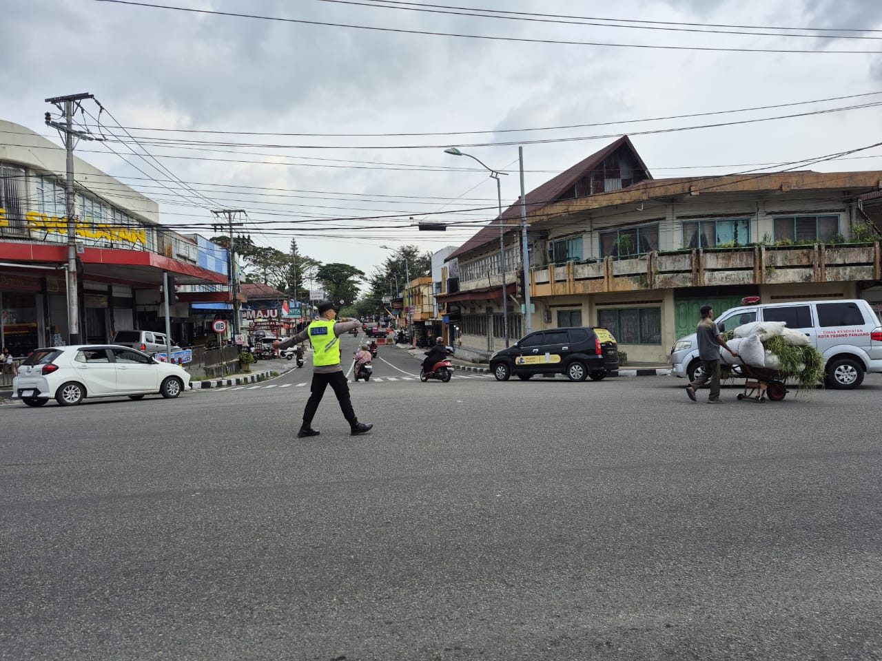 Personel Polres Padang Panjang Laksanakan Kegiatan Preventif Antisipasi Kemacetan Natal dan Tahun Baru